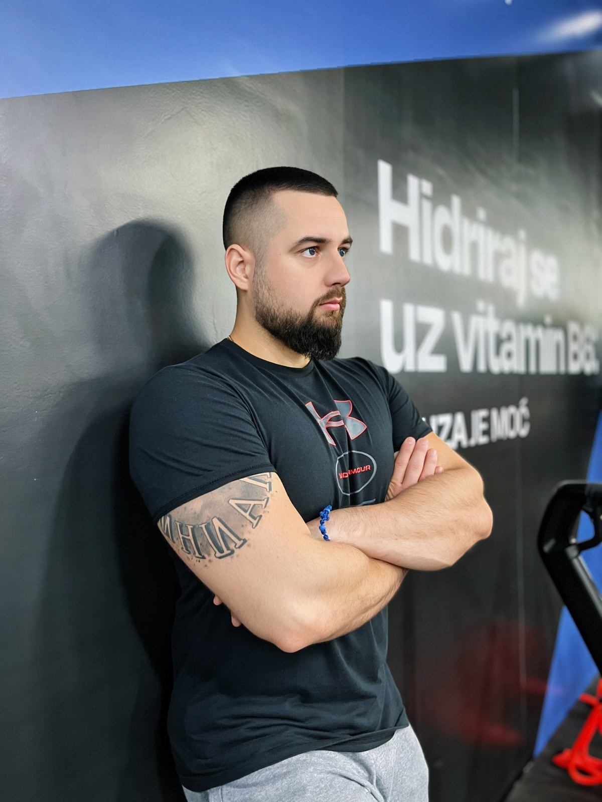 Luka Dakić – profesionalni fitnes trener pozira u teretani